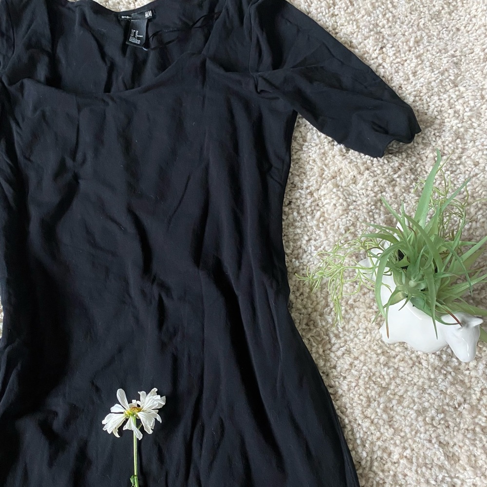 H&M basic beautiful deep crewneck casual little black dress. Perfect for… - Picture 4 of 4